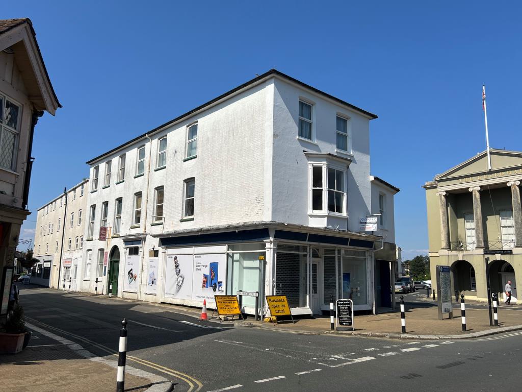 Lot: 135 - COMMERCIAL PROPERTY IN HIGH STREET LOCATION - Corner property painted white with commercial unit on ground floor